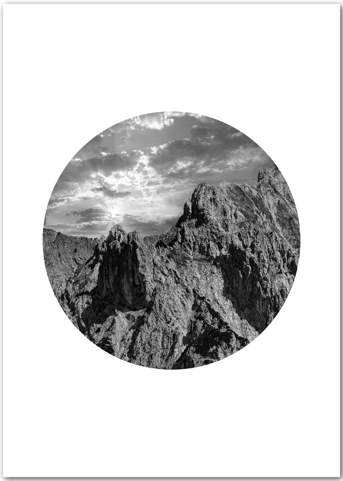 Poster mit stylisher Abbildung von Berggipfeln unter einem dramatischen Himmel in einem Kreis