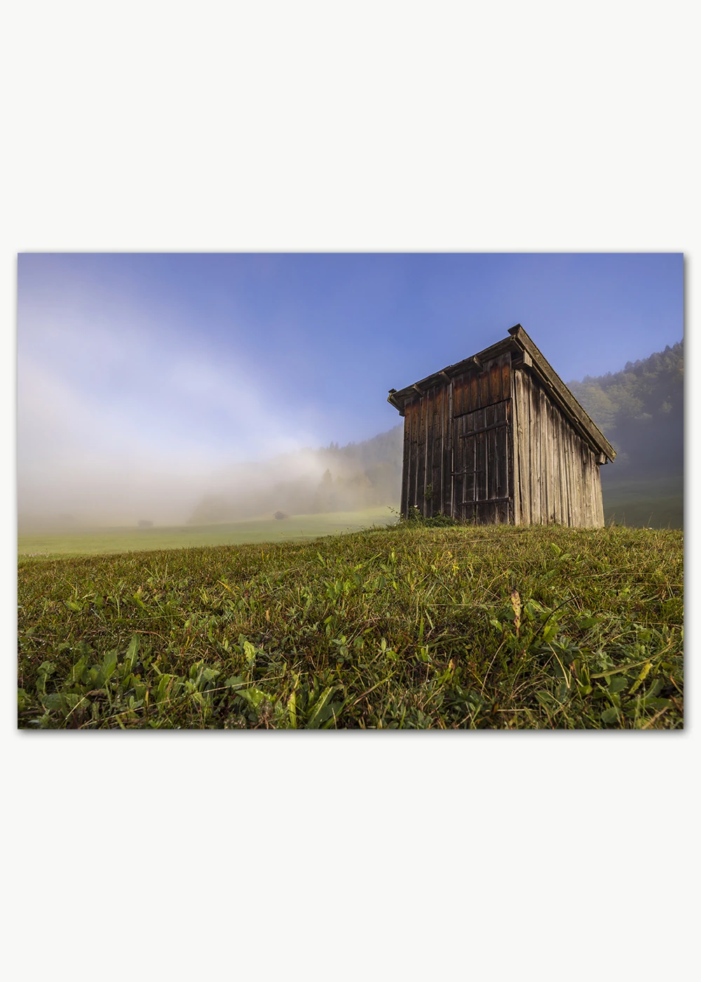 Poster in frühmorgendlicher Stimmung mit Holzschuppen auf einer bayerischen Alm Poster in frühmorgendlicher Stimmung mit Holzschuppen auf einer bayerischen Alm