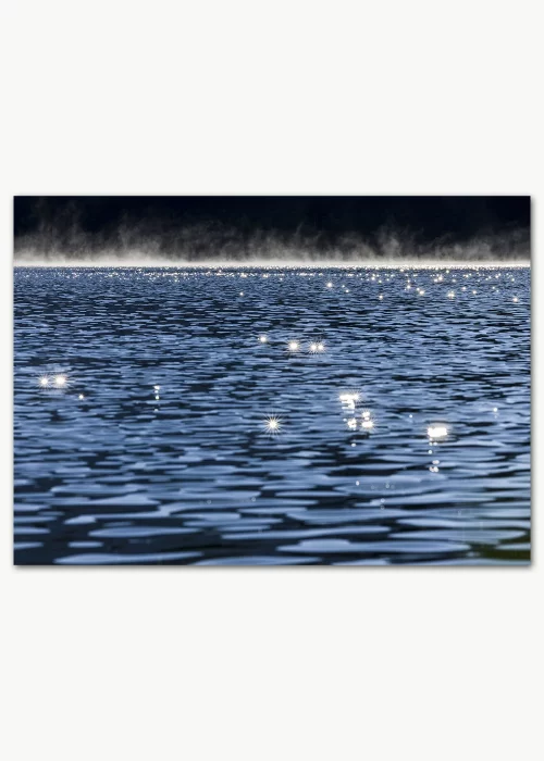 Poster mit vielen funkelnden Lichtsternen auf der Wasseroberfläche eines Sees