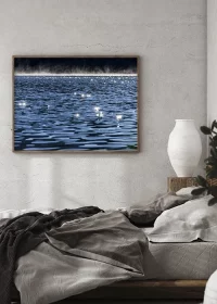Poster mit vielen funkelnden Lichtsternen auf der Wasseroberfläche eines Sees an einer Schlafzimmerwand hängend