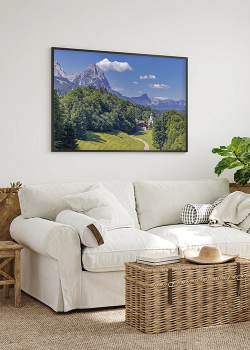 Poster mit Blick auf die Berge Wamberg, Waxenstein und Zugspitze über einem Sofa hängend