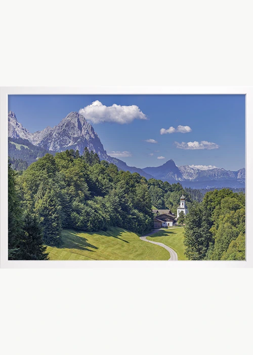 Poster mit Blick auf die Berge Wamberg, Waxenstein und Zugspitze in einem weißen Rahmen