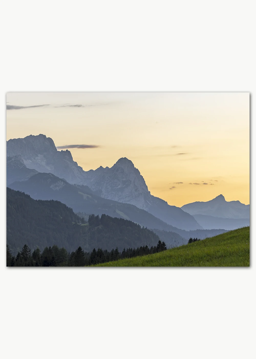 Poster mit Blick auf das in der Abenddämmerung liegende Zugspitzmassiv Poster mit Blick auf das in der Abenddämmerung liegende Zugspitzmassiv