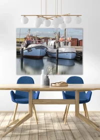 Poster mit dänischen Fischerbooten in einem modernen Esszimmer