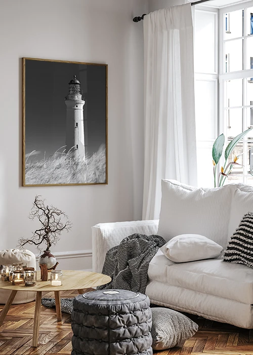 Gerahmtes Poster mit einem Leuchtturm in Schwarz-Weiss in einem skandinavischen Wohnzimmer