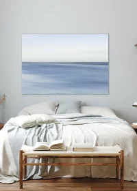 Poster mit einer blauen Meeresoberfläche auf AluDibond über einem Bett
