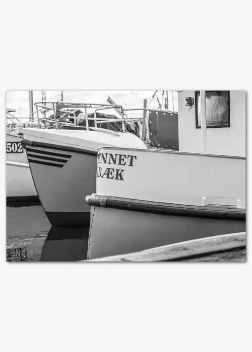Poster mit Fischerbooten im Hafen von Ålbæk/Dänemark in Schwarz-Weiß