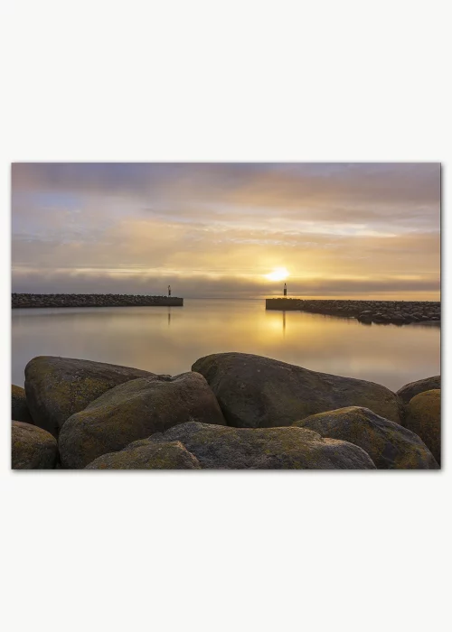 Poster mit der Hafenmole in Ålbæk/Dänemark im Sonnenaufgang