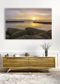 Poster mit der Hafenmole in Ålbæk/Dänemark im Sonnenaufgang über einem Sideboard