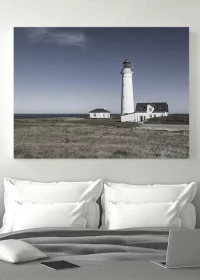 Poster mit dem Leuchtturm Hirtshals Fyr in Nordjütland/Dänemark über einem Bett hängend