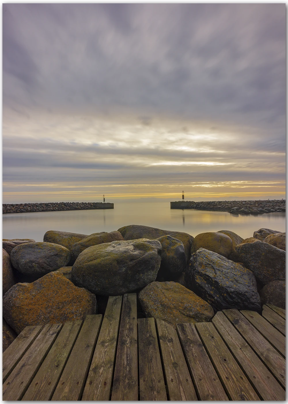 Poster in der Morgendämmerung im Hafen von Ålbæk/Dänemark