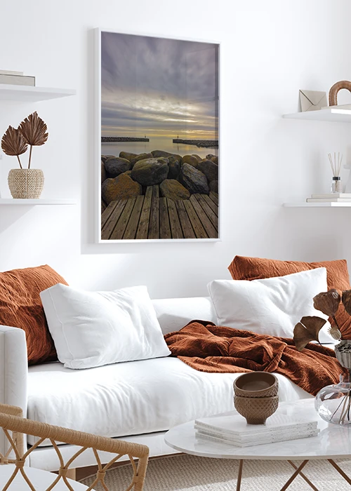 Poster in der Morgendämmerung im Hafen von Ålbæk/Dänemark über einem Sofa hängend