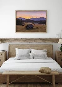 Poster in Rahmen mit Morgenrot über dem Karwendel über einem Bett