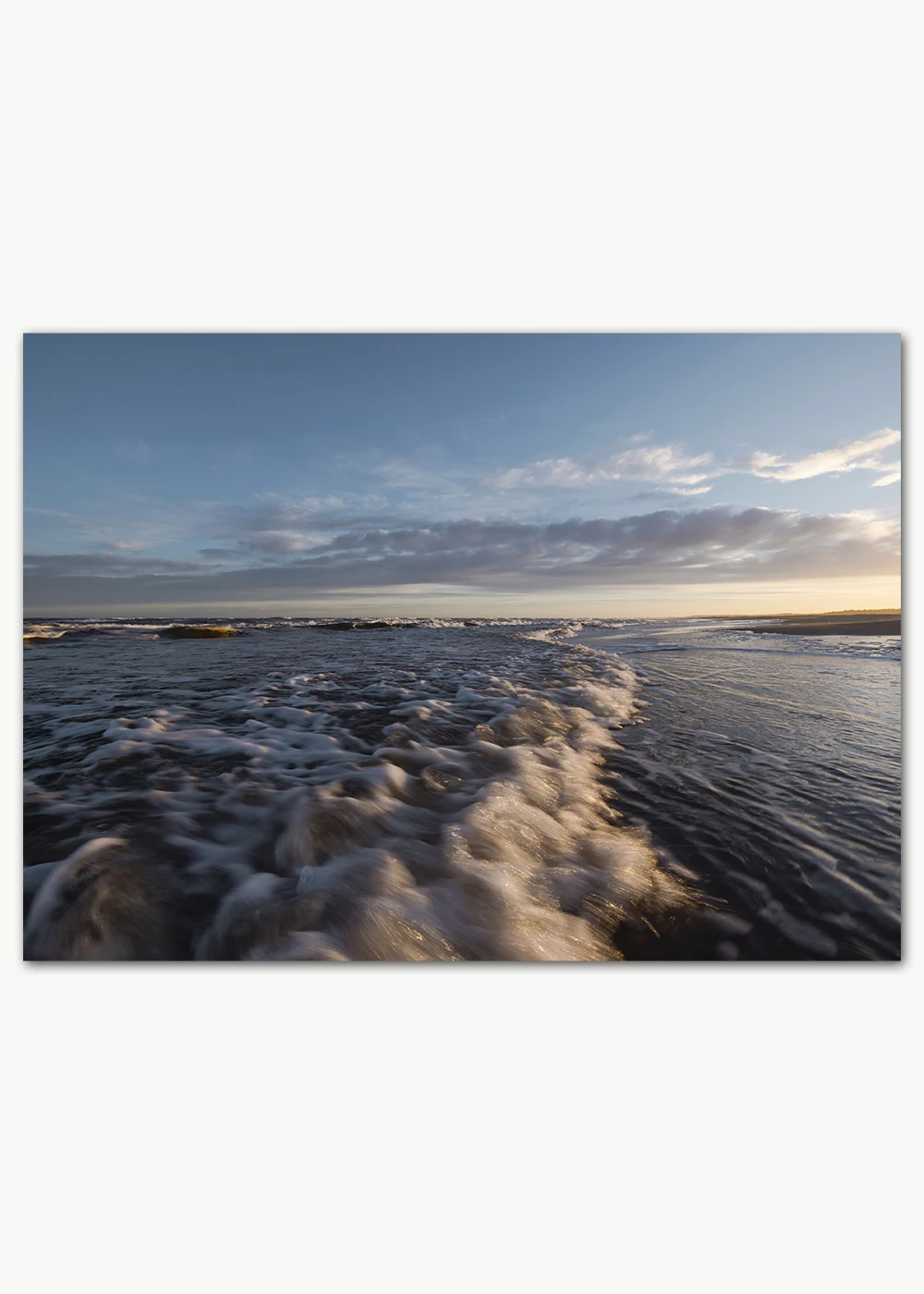 Poster mit Wellen und Strand in der Morgendämmerung