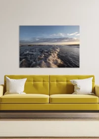 Wandbild AluDibond mit Wellen und Strand in der Morgendämmerung über einem gelben Sofa