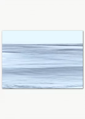Poster mit einer ruhigen Meeresoberfläche in zartem Blau