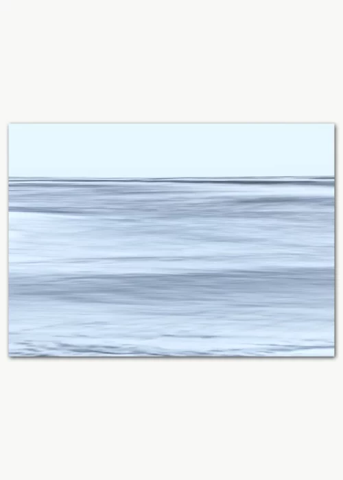 Poster mit einer ruhigen Meeresoberfläche in zartem Blau