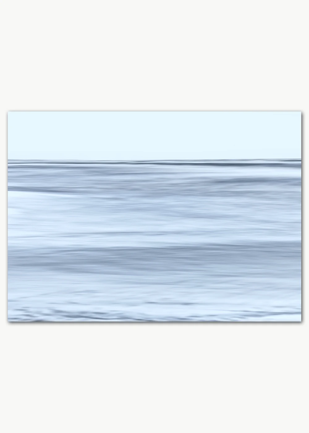 Poster mit einer ruhigen Meeresoberfläche in zartem Blau Poster mit einer ruhigen Meeresoberfläche in zartem Blau
