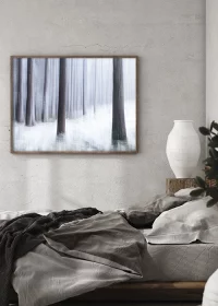 Poster im Schlafzimmer in einem Rahmen aus Holz mit Winterbäumen in einem mystischen Wald