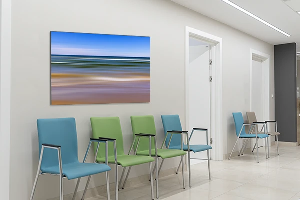 Ein Bild mit abstrakten Wellen und Strand im Wartebereich einer Arztpraxis oder im Krankenhaus.