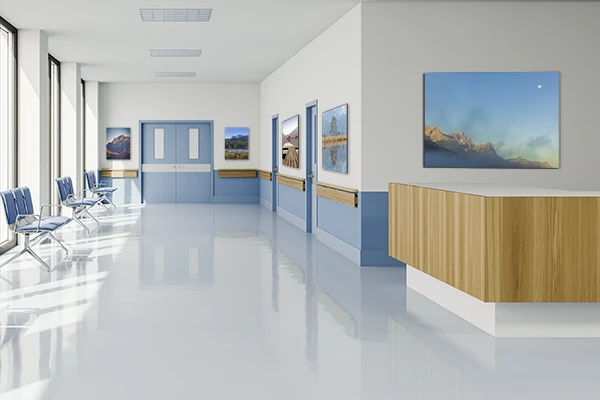 Bergbilder in einem Stationsflur im Krankenhaus.