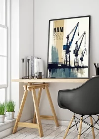Inspiration Poster, schwarzer Rahmen, mit Kränen im Hamburger Hafen. Aufstellung in einem Home Office.