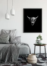 Inspiration – Hochwertiges Poster, schwarzer Rahmen, mit Highland Rind als Porträt in schwarz-weiss, aufgehängt in einem Wohnzimmer.
