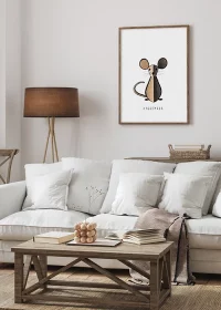 Inspiration - Hyggeposter im Eiche-Rahmen mit einer süßen Maus als Grafik, aufgehängt über einem Sofa.