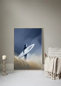 Inspiration – Poster mit einer Surferin in den Dünen, der Himmel ist stürmisch.