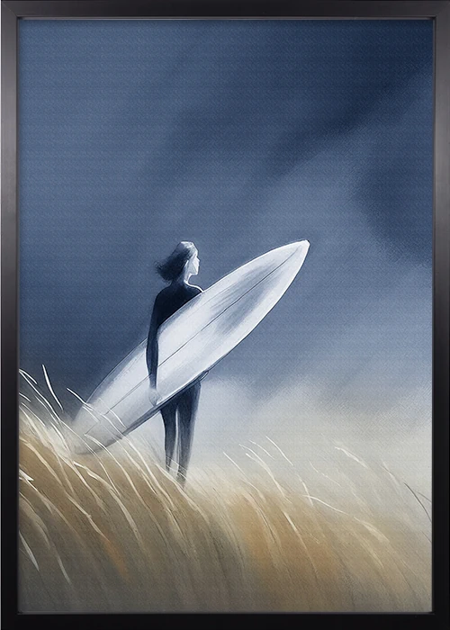 Poster, schwarzer Rahmen, mit einer Surferin in den Dünen, der Himmel ist stürmisch.