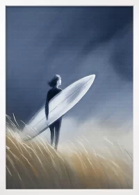Poster, weißer Rahmen, mit einer Surferin in den Dünen, der Himmel ist stürmisch.