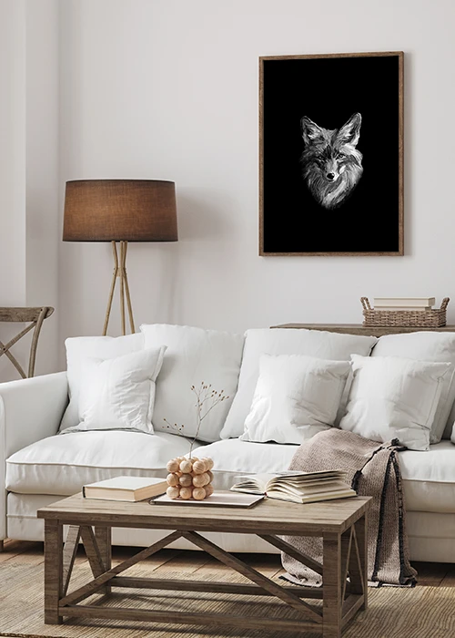Inspiration – Poster mit einem Fuchsporträt in Schwarz-Weiss, gerahmt, über einem Sofa.