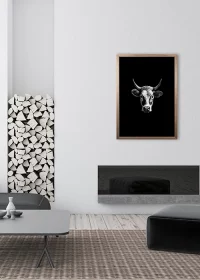 Inspiration –hochwertiges Poster, Rahmen Eiche, mit einem Kuhporträt in Schwarz-Weiss über einem Kamin.