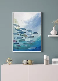 Inspiration – Premiumposter, Rahmen weiss, grafisches Motiv mit schillernden Fischen im Meer. Aufgehängt über einem Sideboard.
