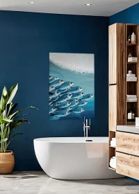 Inspiration mit einem grafischen Motiv von einem Schwarm Heringe, aufgehängt im Badezimmer.