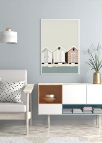 Inspiration – Poster mit Strandhütten in einem weißen Rahmen über einem Sideboard