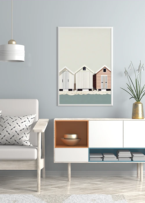 Inspiration – Poster mit Strandhütten in einem weißen Rahmen über einem Sideboard