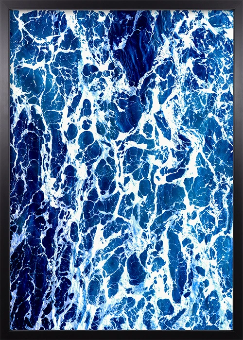 Das Meer aus der Vogelperspektive, Poster, Rahmen Schwarz.