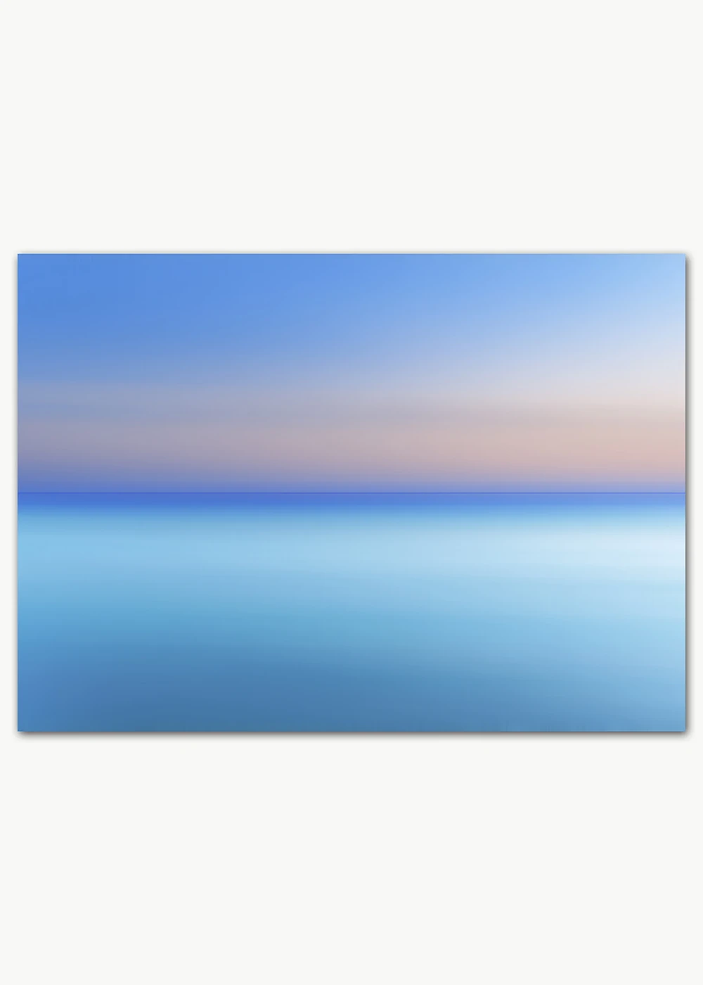 Poster mit einem abstrakten Farbverlauf in Meerestönen in blau und rosé. Poster mit einem abstrakten Farbverlauf in Meerestönen in blau und rosé.