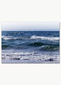 Premiumposter mit Wellen auf dem blauen Meer.