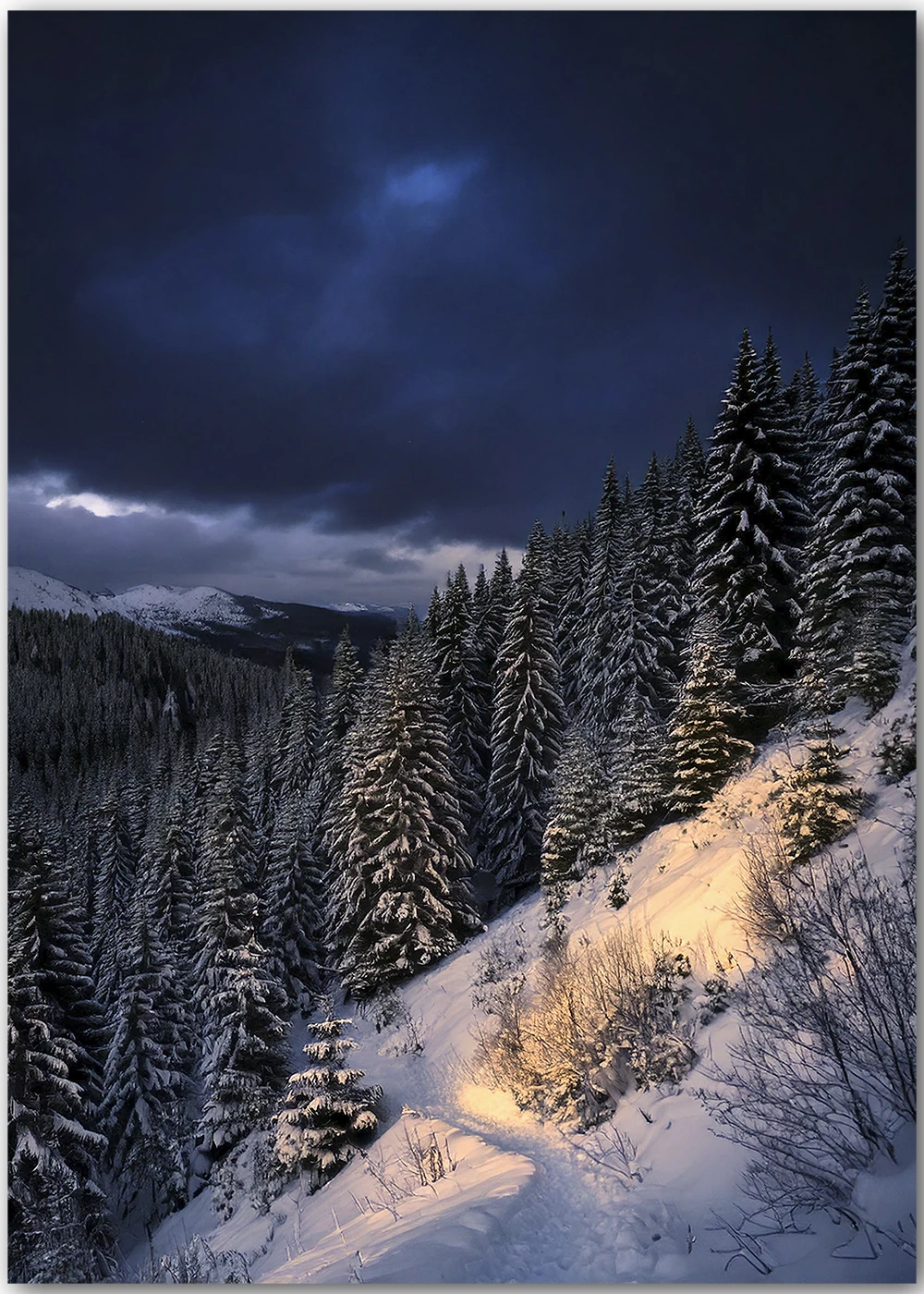 Winternacht in den Bergen, weihnachtliches Poster. Winternacht in den Bergen, weihnachtliches Poster.