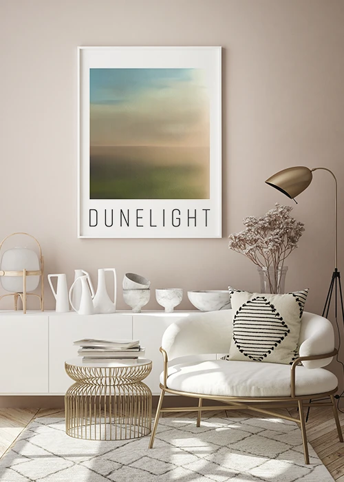 Inspiration Wohnzimmer: Ein abstraktes Poster im Rahmen mit dem Licht und der Stimmung in den Dünen am Meer