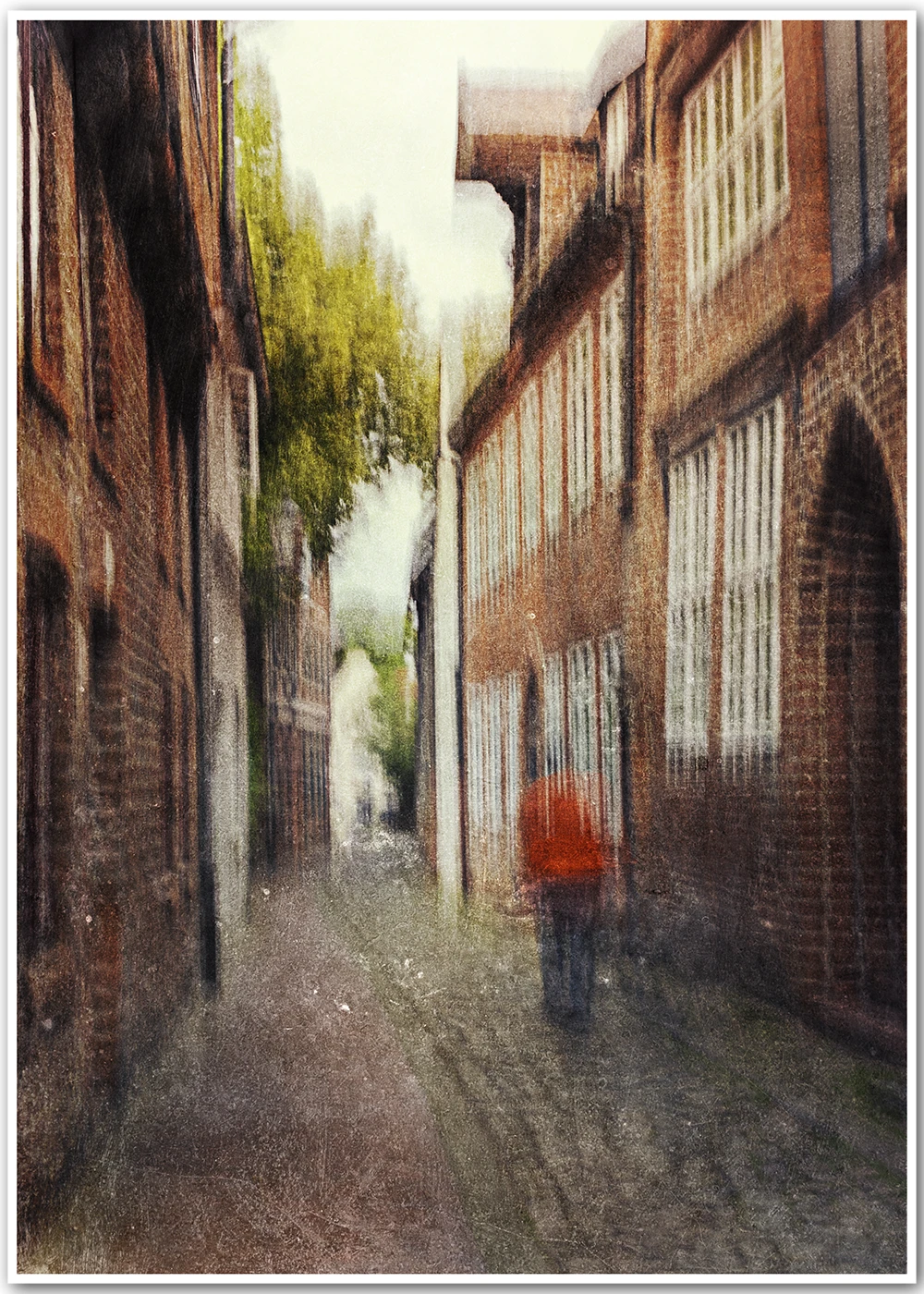 Abstrakte Fotografie einer charmanten Gasse im Herzen Lüneburgs.