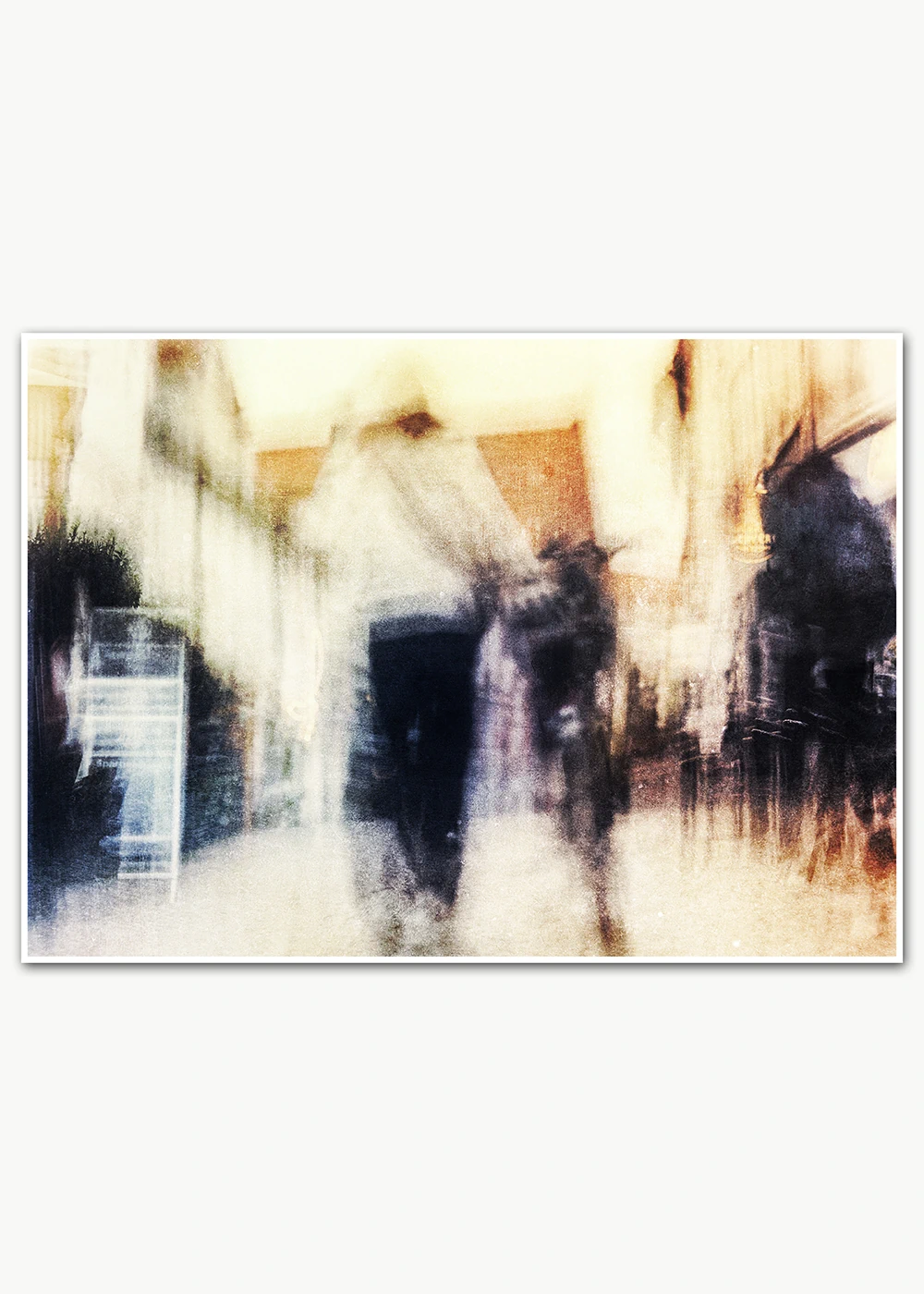 Abstrakte Streetfotografie als Fine-Art-Print - eine Frau schiebt ein Fahrrad in der Stadt.