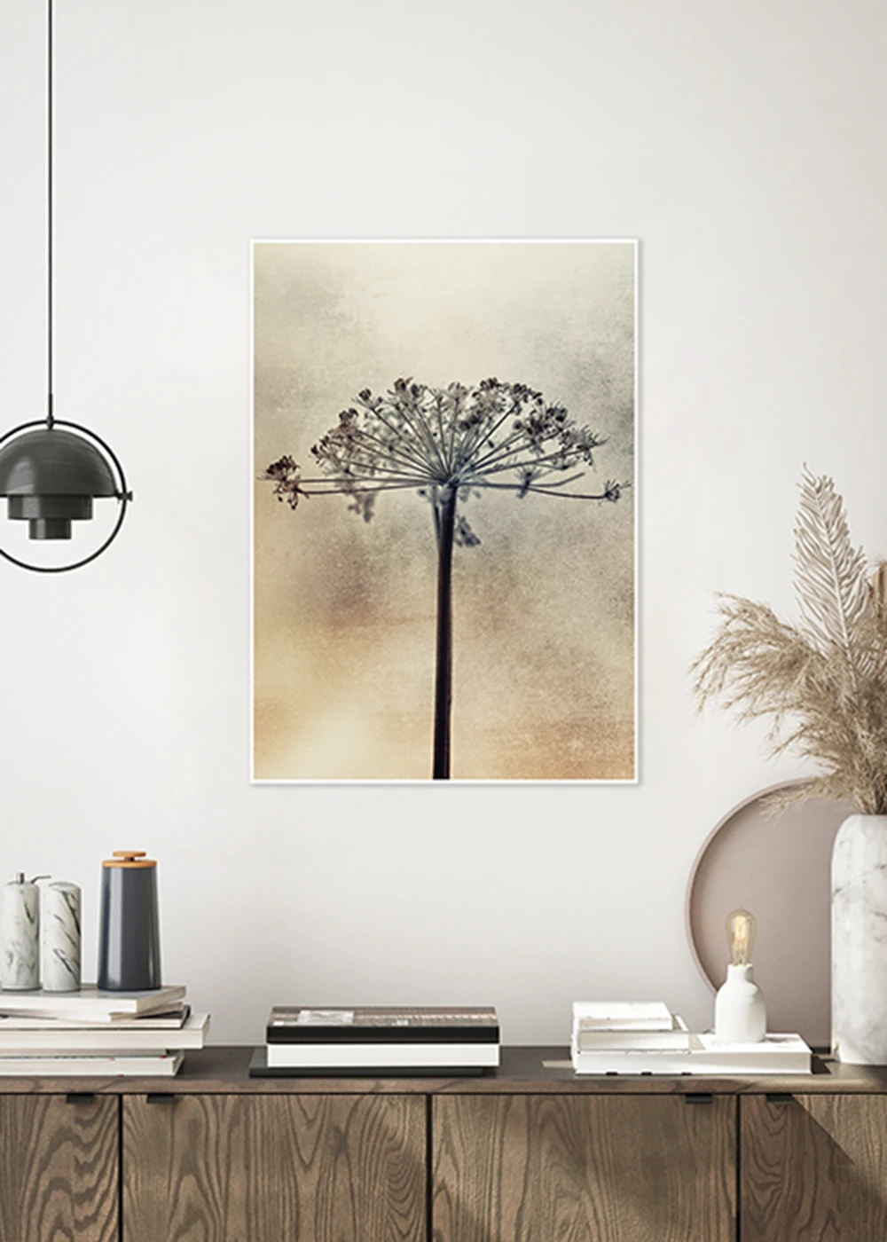 Impression mit Sideboard: Fine-Art-Print einer minimalistisch fotografierten Wildstaude. Impression mit Sideboard: Fine-Art-Print einer minimalistisch fotografierten Wildstaude.
