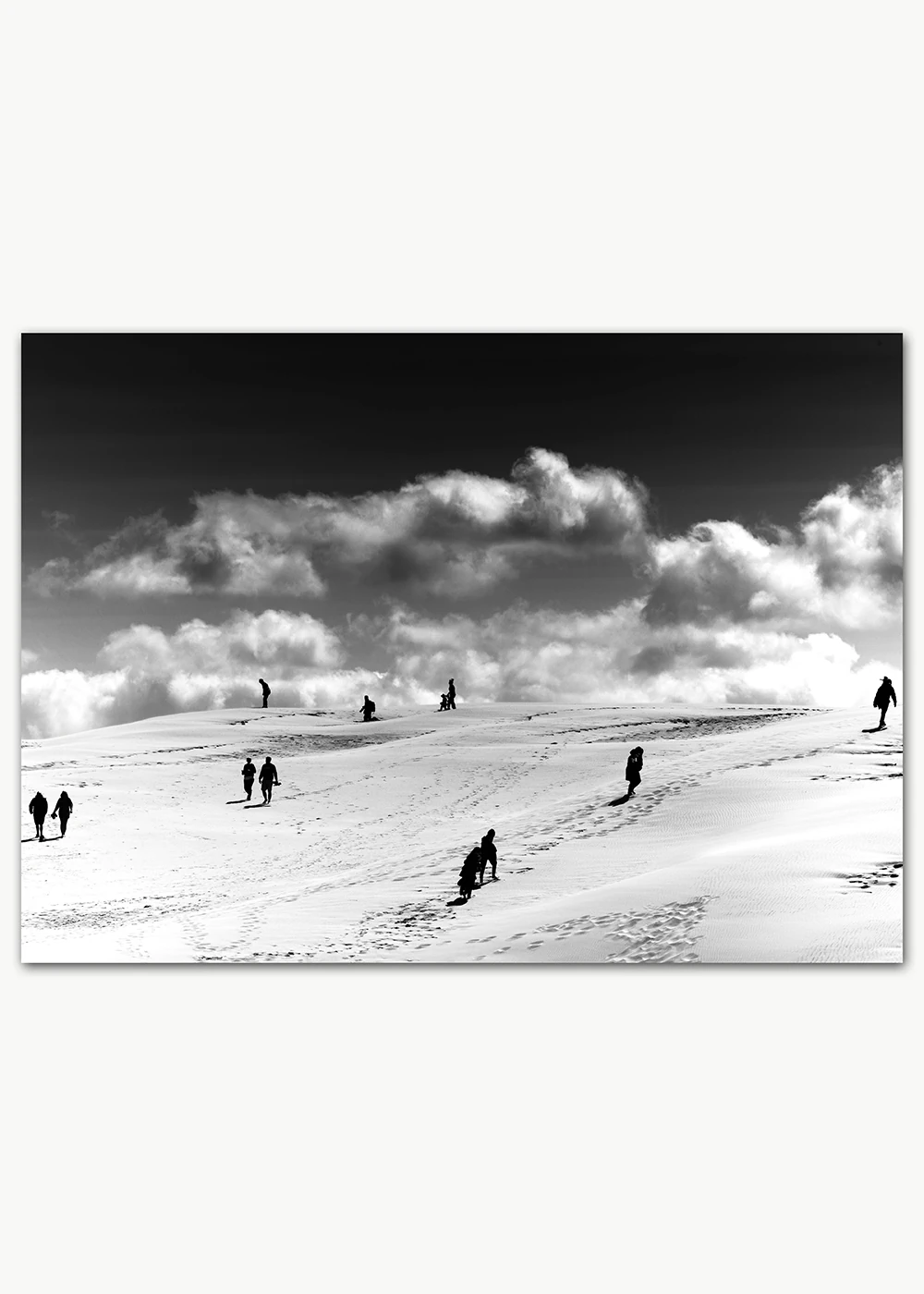 duene-himmel-mensch-gallery-print-shop-feature Schwarz-Weiße Kunstfotografie mit Menschen auf einer Wanderdüne als Gallery-Print