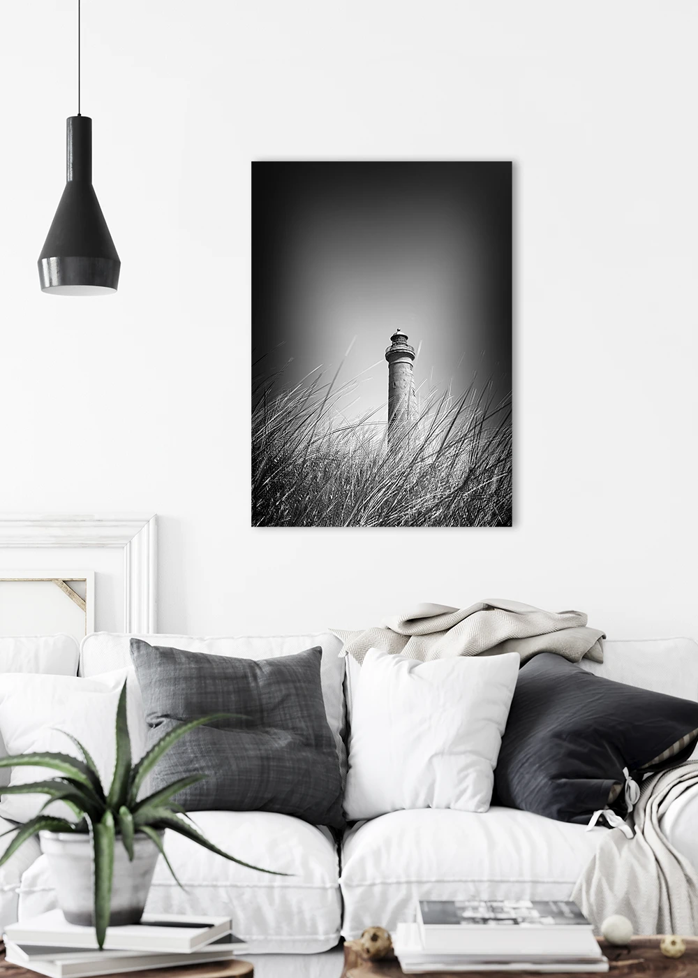 Inspiration Wohnzimmer: Schwarz-Weiße Naturfotografie eines Leuchtturms in den Dünen als Gallery-Print Inspiration Wohnzimmer: Schwarz-Weiße Naturfotografie eines Leuchtturms in den Dünen als Gallery-Print