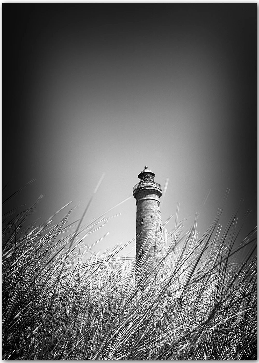 Schwarz-Weiße Naturfotografie eines Leuchtturms in den Dünen Schwarz-Weiße Naturfotografie eines Leuchtturms in den Dünen