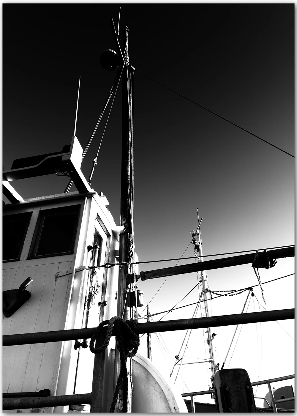 Schwarz-Weiß-Fotografie einer Schiffskabine Schwarz-Weiß-Fotografie einer Schiffskabine