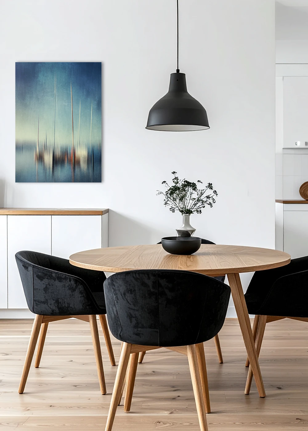 Inspiration Esszimmer: Abstrakte Fotografie mit Booten, die sich im blauen Wasser spiegeln als Gallery-Print. Inspiration Esszimmer: Abstrakte Fotografie mit Booten, die sich im blauen Wasser spiegeln als Gallery-Print.